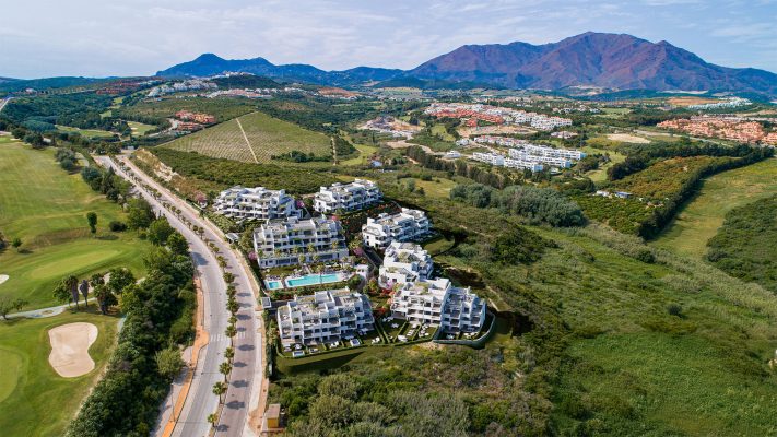 vista-aerea-montana-alura-living-casares-costa-exxacon